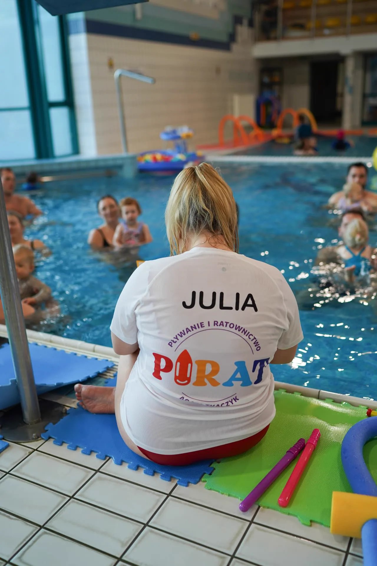 Zajęcia rodzic z dzieckiem – instruktorka Julia przy brodziku z maluchami i rodzicami